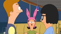Bob's Burgers – Während ihres Vortanzens für das Cheerleader-Team fällt Tina (r.) hin und beißt sich auf die Zunge. Danach kann sie nicht mehr richtig sprechen. Louise (M.) springt indes ein und agiert als ihre Übersetzerin ...