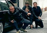 Endlich Urlaub! – Jack Regan (Ray Winstone, li.) und sein Team arbeiten für eine berüchtigte Spezialeinheit von Scottland Yard. Nancy (Hayley Atwell), Simon Ellis (Allen Leech, 2. v. re.) und George Carter (Ben Draw).