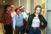 MA 2412 – L-R: Herr Weber (Alfred Dorfer), Frau Knackal (Monica Weinzettl), Ing. Breitfuß (Roland Düringer), Herr Claus (Karl Ferdinand Kratzl), Zündler (Nina Proll).
