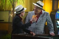 The Goldbergs – (v.li.) Sean Giambrone (Adam Goldberg), George Segal (Pops).