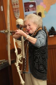 Community – Im zweiten Semester wird der Grundkurs in Anthropologie von der etwas zerstreuten Professorin June Bauer (Betty White) geleitet ...