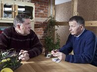 In aller Freundschaft – Voller Sorge berichtet Lutz Körner (Veit Stübner, links) von Klaras Depressionen, Verstimmungen und heimlichem Alkoholkonsum. Ihr Bruder Dr. Roland Heilmann (Thomas Rühmann) fragt sich, was die Ursache sein könnte, als Lutz ihm von einem Zittern in Klaras Händen berichtet.