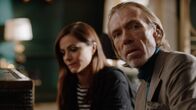 The Royals – Während sich Jaspers Vater (Richard Brake, r.) im Palast weiter als jemand anderes ausgibt, will Eleanor (Alexandra Park, l.) ihre Wohltätigkeitsbelange schneller vorantreiben ...