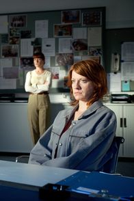 Im Netz – Juuliane Schubert (Caroline Peters, vorne) muss sich dem Verhör von Kommissarin Sonja Theisen (Ulrike Krumbiegel) unterziehen.
