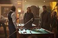 Castle – Ihr neuer Fall führt sie in die Welt der Billardprofis: Kate (Stana Katic, M.) und Castle (Nathan Fillion, r.) ...