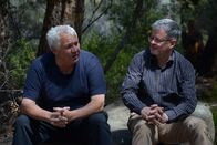 Australien-Saga – Christopher Clark (r.) mit Rodney Dillon (l.), einem Aborigine-Führer.