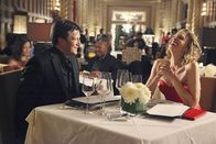 Castle – Amüsieren sich köstlich: Richard Castle (Nathan Fillion, l.) und Kristin Lehman (Serena Kaye, r.)