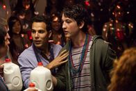21 & Over – Jeff, ein ambitionierter Medizinstudent, steht kurz vor der wichtigsten Prüfung seiner Uni-Laufbahn, als seine ehemals besten Freunde aus Highschool-Zeiten Casey (Skylar Astin, l.) und Miller (Miles Teller, r.) vor der Tür stehen und seinen 21. Geburtstag feiern wollen. Auf ein einziges Bier ziehen sie gemeinsam los - und mitten ins Chaos ...