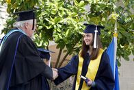 Gilmore Girls – Als ihr Schulleiter Charleston (Dakin Matthews, l.) das Zeugnis überreicht, ahnt Rory (Alexis Bledel, r.) noch nicht, dass ihre Mutter bald nicht nur ohne Job dastehen wird, sondern auch ihren Traum aufgeben muss ...