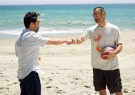 The Last Man on Earth – Tandy (Will Forte, r.) ist freudig überrascht, als Lewis (Kenneth Choi, l.) im gegenüber freundschaftlich gestimmt zu sein scheint. Doch hält diese gute Stimmung wirklich an?