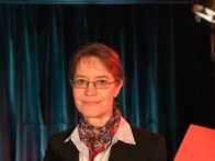 Campus Talks – Diesmal erläutert die Volkswirtschaftlerin Prof. Dr. Karen Pittel (im Bild) vom Ifo Leibniz-Institut an der Universität München, welche Bedeutung Fairness beim Klimaschutz hat. Und der Chemiker Dr. Frederik Wurm vom Max-Planck-Institut für Polymerforschung Mainz hat herausgefunden, wie man mit biologisch abbaubaren Nano-Trägern den Pestizideinsatz in der Landwirtschaft verringern kann.