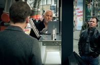 Tatort – Entwickler Klaas Andresen (Frank Leo Schröder) erklärt am Tatort Mark Steinke (Tim Kalkhof) und Karow (Mark Waschke) den Roboter, der Kaffee ausschenken kann.
