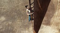 Fall – Becky (Grace Caroline Currey) klettert auf den B67-Tower, der einer Nadel in der Wüste gleicht.