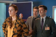 Pan Tau – Lesley Carruthers (Bettina Lamprecht) und ihre Mitarbeiter sind not amused.