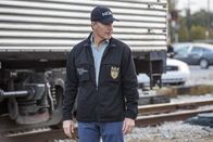 Navy CIS: New Orleans – Pride (Scott Bakula) und sein Team finden an der Kleidung des bei einer Schießerei verletzten Navy Offiziers Jacoby die Fingerabdrücke eines vor Jahren in Afghanistan entführten Soldaten. Er hat den Offizier gerettet, ist danach jedoch abgetaucht, was nicht nur Pride äußerst merkwürdig findet ...