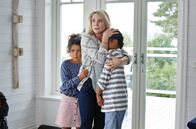 Mord im Mittsommer – Als ihr Mann Carsten die Kontrolle verliert, geraten Celia (Kaisa Hammarlund) und ihre Kinder Sarah (Alba Karim, li.) und Oliver (Marvin Dackén, re.) in Gefahr.