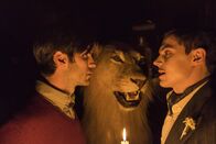American Horror Story – John Lowe (Wes Bentley, l.); James March (Evan Peters, r.)