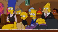 Die Simpsons – Es kommt, wie es kommen musste: Sein ungesunder Lebensstil hat Homer (vorne, liegend) ins Grab gebracht. In tiefer Trauer: (v.l.n.r.) Marge, Lisa, Bart und Grampa ...
