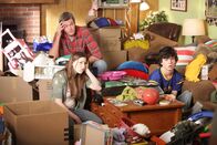 The Middle – Absolutes Chaos: Selbst nach Stunden des Aufräumens sieht das traute Heim von Mike (Neil Flynn, M.), Sue (Eden Sher, l.) und Brick (Atticus Shaffer, r.) immer noch nicht besser aus als vorher ...