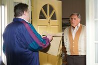 The Goldbergs – (v.li.) Jeff Garlin (Murray Goldberg), Judd Hirsch (Ben 'Pop-Pop' Goldberg).