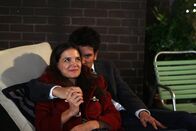 How I Met Your Mother – Ted (Josh Radnor, r.) lernt endlich die Frau (Katie Holmes, l.) kennen, die sich vor Jahren auf einer Halloween-Party auf dem Dach hinter einem Kürbis-Kostüm versteckt hat ...
