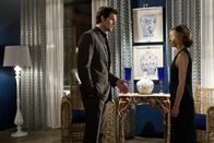 Ringer – Das seltsame Verhalten von Bridget (Sarah Michelle Gellar, r.), die er nach wie vor für Siobhan hält, verärgert und verwirrt Henry (Kristoffer Polaha, l.) gelichermaßen.