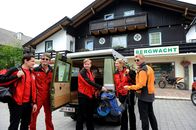 Die Bergretter – Die Bergretter Tobias Herbrechter (Markus Brandl, l.), Michael Dörfler (Robert Lohr, 2.v.l.), Toni Stössl (Martin Klempnow, M.), Bea Kleinert (Paula Paul, 2.v.r.) und Andreas Marthaler (Martin Gruber, r.) kommen von ihrem Einsatz zurück. Den Vermissten konnten sie noch nicht finden.