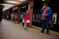 Bad Sitter – Natürlich geht beim Drogenkauf alles schief, was nur schief gehen kann: Noah (Jonah Hill, r.) und die ihm anvertrauten Kinder, Blithe (Landry Bender, vorne l.), Slater (Max Records, hinten r.) und Rodrigo (Kevin Hernandez, hinten l.) ...