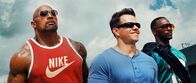 Pain & Gain – Die drei Bodybuilder (v.l.n.r.) Paul Doyle (Dwayne Johnson), Daniel Lugo (Mark Wahlberg) und Adrian Doorbal (Anthony Mackie) beschließen, ihrem tristen Leben eine Wende zu geben. Sie wollen einen reichen Kunden entführen, um sich all sein Geld unter den Nagel reißen. Leider hat der liebe Gott ihnen mehr Muckis als Verstand mitgegeben ...