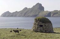 Stadt Land Kunst – Im Nordatlantik vor Schottland befindet sich die Inselgruppe St. Kilda. Sie zählt zu den Äußeren Hebriden und verkörpert par excellence das Bild von stiller Einsamkeit und der Schönheit unberührter Natur.