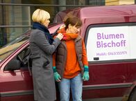In aller Freundschaft – Bei dem kleinen Unfall mit Dr. Kathrin Globischs (Andrea Kathrin Loewig, links) Fahrrad hat sich Irene Bischoff (Lotte Ohm) am Hals verletzt. Irene bitte Kathrin über eine andere Lösung als einen Versicherungsfall nachzudenken. Die Wunde muss versorgt werden, da sie trotz der geringen Tiefe stark blutet.