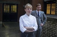 Im Rausch der Sterne – Lassen sich auf Adam ein, obwohl sie wissen, dass sie ein großes Risiko eingehen: Restaurant-Besitzer Tony (Daniel Brühl, r.) und Nachwuchsköchin Helene (Sienna Miller, l.) ...