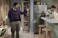 The Big Bang Theory – Nervös wartet Raj (Kunal Nayyar, l.) auf die Untersuchungsergebnisse einer Weltraummission, bei der er geholfen hat. Howard (Simon Helberg, r.) versucht alles, um ihn etwas abzulenken. Doch wird es ihm gelingen?; Nervös wartet Raj (Kunal Nayyar, l.) auf die Untersuchungsergebnisse einer Weltraummission, bei der er geholfen hat. Howard (Simon Helberg, r.) versucht alles, um ihn etwas abzulenken. Doch wird es ihm gelingen?
