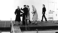 Kümo Henriette – Fürsorglich führt Opa Petermann (Rudolf Beiswanger) seine Frau (Else Quecke) von Bord. Enkelin Karin (Bettina Dörner, Mitte), Mutter Margot (Elke Twiesselmann) und Schiffsjunge Harald (Gernot Kleinekämper) folgen. (Erst
