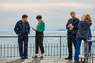 Mordufer – Mittagspause am See: Nico Arnold (Paul Ahrens, l.) und Florian Jäger (Lucas Prisor, 2.v.r.) vom Zoll haben wichtige Informationen für die Ermittlerinnen Chiara Locatelli (Maria Wördemann, 2.v.l.) und Doro Beitinger (Franziska Weisz, r.).