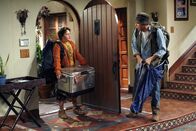 Two and a Half Men – Der Zeltausflug mit Jake (Angus T. Jones, l.) fällt buchstäblich ins Wasser, und Alan (Jon Cryer, r.) muss einsehen, dass ein Kapitel seines Lebens unwiederbringlich vorbei ist ...