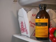 The Box - Bilder der Toten – Bruce Lindahl bewahrte bisweilen eine Flasche Äther im Kühlschrank auf.