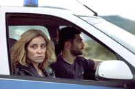 Das Wunder im Meer von Sargasso – Elisabeth (Angeliki Papoulia) und ihr Assistent Vangelis (Michalis Kimonas) haben schon lange keinen Kriminalfall mehr gelöst.