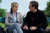 In aller Freundschaft – Jenne Derbeck (Patrick Kalupa) versteht nicht, warum Lea Peters (Anja Nejarri) nicht wenigstens mit ihrer Mutter reden will. Doch Lea kann ihr einfach nicht verzeihen, dass sie sie vor 30 Jahren einfach verlassen hat. Nun hat ihre Mutter kein Recht, sich einfach wieder in ihr Leben zu drängen. Jenne macht Lea klar, dass ein Gespräch vielleicht auch die Gründe für ihr plötzliches Verschwinden aufdecken könnte und Lea möglicherweise noch etwas über sich erfahren könne. Doch Lea bleibt stur.