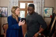 Rote Rosen – Britta (Jelena Mitschke, l.) und Hendrik (Jerry Kwarteng, r.) können nicht fassen, mit welchem Tanzvideo sich Lilly im Internet präsentiert.