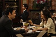How I Met Your Mother – Ted (Josh Radnor, l.) lernt die Wirtschaftsstudentin Cindy (Rachel Bilson, r.) kennen und ist von ihr total beeindruckt ...