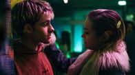 Schattenseite – Corvin (Florian Geißelmann) beobachtet die Einweihungsparty des Jugendzentrums, als Jessy (Carlotta Weide) sich an ihn heranmacht.