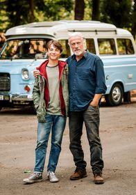 Der Alte und die Nervensäge – Der Alte und die Nervensäge: Wilhelm Schürmann (Jürgen Prochnow) mit dem Ausreißer Felix (Marinus Hohmann, li.) auf Tour.