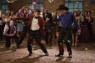 Footloose – Für Ren (Kenny Wormald, l.) und Willard (Miles Teller, r.) geht ein Traum in Erfüllung: Ihr erster Ball in Bomont ...