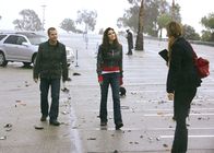 Navy CIS: L.A. – Bei einem illegalen Straßenrennen explodiert einer der Wagen und der Fahrer kommt ums Leben. Callen (Chris O'Donnell, l.) und Kensi (Daniela Ruah, M.) beginnen mit den Ermittlungen am Tatort ...