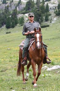 Die Bergpolizei – Forstkommandant Pietro (Terence Hill) hat einen kniffligen Fall zu lösen: Es geht um einen unbekannten Toten und sehr viel Geld. Aber wer steckt hinter dem schmutzigen Geschäft mit der Camorra?