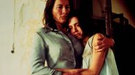 Verschleppt – L-R: Cecilia Rueda (Emma Thompson), Teresa Rueda (Leticia Dolera)
