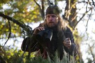 2012 – Charlie Frost (Woody Harrelson) beobachtet die Ereignisse im Yellowstone Park, über die er seine Zuhörer im Radio auf dem Laufenden hält.