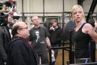 It's Always Sunny in Philadelphia – Dee (Kaitlin Olson, r.) wurde Opfer eines Überfalls und beschließt deshalb, einen Selbstverteidigungskurs zu machen. Frank (Danny DeVito, l.), in jungen Jahren als Boxer gefürchtet, beschließt, seine Tochter selbst zu unterrichten ...