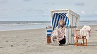 Fast perfekte Frauen – Während die anderen Damen der Therapiegruppe ihre Übungen im kalten Wasser der Nordsee absolvieren, bevorzugt Elfriede Brandner (Ilse Neubauer) doch eher den Strandkorb.